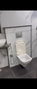 Bathroom Image of 1350 Sq.ft 3 BHK Apartment / Flat for rent in Janakpuri New Delhi for Rs. 55000