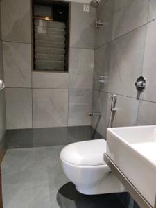 Bedroom Three Image of 1195 Sq.ft 3 BHK Apartment / Flat for sale in Sheth Beaumonte, Sion Mumbai for Rs. 56500000