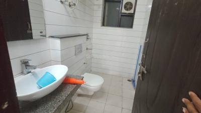 Bathroom Image of 900 Sq.ft 1 BHK Builder Floor for rent in Sector 46 Gurgaon for Rs. 22500