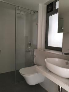 Common Bathroom Image of 1150 Sq.ft 3 BHK Apartment / Flat for rent in Techno Height, Dadar East Mumbai for Rs. 190000