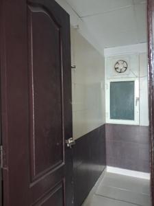 Common Bathroom Image of 1325 Sq.ft 3 BHK Apartment / Flat for sale in Amrapali Platinum by Amrapali Group, Sector 119 Noida for Rs. 12300000