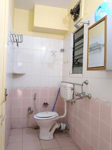 Common Bathroom Image of 970 Sq.ft 3 BHK Apartment / Flat for rent in Merlin Grove, Sarada Pally Kolkata for Rs. 22000