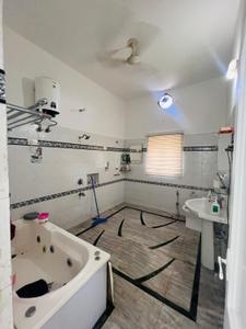 Bathroom Image of 5200 Sq.ft 6 BHK Villa for rent in Aditya DoonShire, Ballupur Dehradun for Rs. 300000