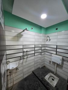 Bathroom Image of 900 Sq.ft 2 BHK Independent House for rent in Molarband Extension New Delhi for Rs. 24000