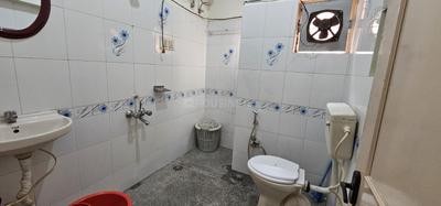 Bathroom Image of 800 Sq.ft 2 BHK Independent House for rent in Kammanahalli Bengaluru for Rs. 32000