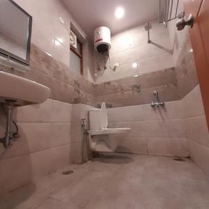 Bathroom Image of 1680 Sq.ft 3 BHK Builder Floor for rent in Big Block Builder Floor, Sector 46 Gurgaon for Rs. 45000