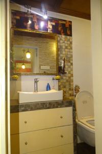 Bathroom Image of 1500 Sq.ft 3 BHK Apartment / Flat for sale in Arshie Complex, Andheri West Mumbai for Rs. 42500000