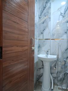 Common Bathroom Image of 650 Sq.ft 1 BHK Apartment / Flat for sale in Sector 73 Noida for Rs. 2500000