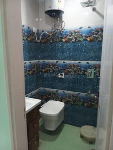 Bathroom Image of 1350 Sq.ft 2.5 BHK Apartment / Flat for rent in Azad Apartments, Kalu Sarai New Delhi for Rs. 75000