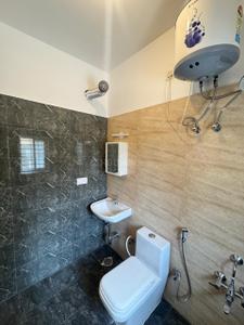 Bathroom Image of 700 Sq.ft 1 BHK Apartment / Flat for rent in Indira Nagar Bengaluru for Rs. 46000