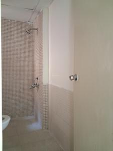 Common Bathroom Image of 950 Sq.ft 2 BHK Apartment / Flat for sale in Jaypee Kosmos, Sector 134 Noida for Rs. 7500000