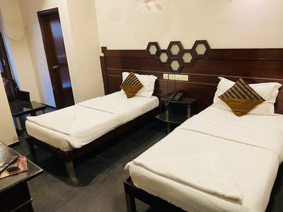 Bedroom Image of Urbanroomz Girls PG in DLF Phase 2, Gurgaon