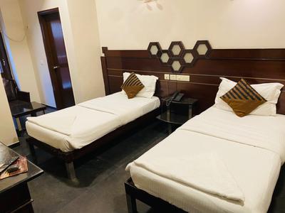 Bedroom Image of Urbanroomz Girls PG in DLF Phase 2, Shahpur