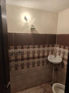 Bathroom Image of 650 Sq.ft 2 BHK Builder Floor for rent in Kharar Mohali for Rs. 15000