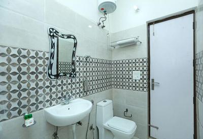Bathroom Image of Room soom in Sector 27, Noida