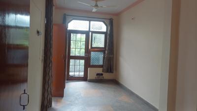 Bathroom Image of 600 Sq.ft 1.5 BHK Builder Floor for rent in Sector 12 Noida for Rs. 17000