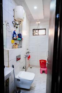 Bathroom Image of Neeru Raman PG in Janakpuri, New Delhi