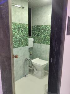 Bathroom Image of 810 Sq.ft 2 BHK Apartment / Flat for rent in Chinchpokli Mumbai for Rs. 95000