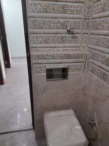 Bathroom Image of 1000 Sq.ft 2 BHK Builder Floor for rent in Preet Vihar New Delhi for Rs. 25000
