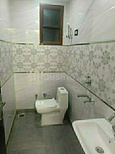 Bathroom Image of 900 Sq.ft 3 BHK Builder Floor for rent in Uttam Nagar New Delhi for Rs. 20006