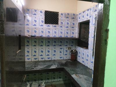 Kitchen Image of 670 Sq.ft 2 BHK Duplex for rent in Sabzi Mandi Old New Delhi for Rs. 14999