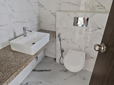 Bathroom Image of 500 Sq.ft 1 BHK Apartment / Flat for rent in Hubtown Rising City, Ghatkopar East Mumbai for Rs. 42000