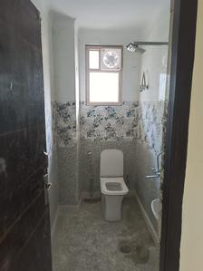 Bathroom Image of 550 Sq.ft 1 BHK Independent House for rent in Hilltop Apartments, Maidan Garhi New Delhi for Rs. 11533