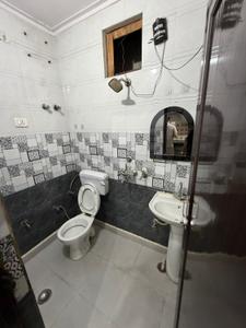 Bathroom Image of 550 Sq.ft 2 BHK Builder Floor for rent in Uttam Nagar New Delhi for Rs. 15000