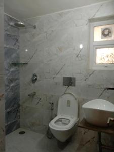 Common Bathroom Image of 2000 Sq.ft 3 BHK Apartment / Flat for sale in DDA Sector C Pocket 8, Vasant Kunj New Delhi for Rs. 50000000