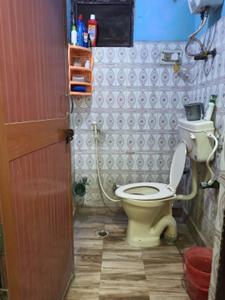 Bathroom Image of 950 Sq.ft 2 BHK Apartment / Flat for rent in Shalimar Garden Ghaziabad for Rs. 12000
