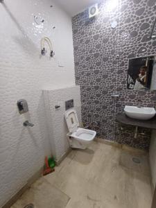 Bathroom Image of 1100 Sq.ft 3 BHK Builder Floor for rent in Sector 5 Rohini New Delhi for Rs. 38000