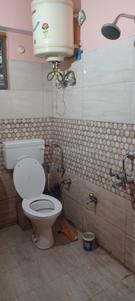 Bathroom Image of 600 Sq.ft 2 BHK Apartment / Flat for rent in Khalini Shimla for Rs. 18000