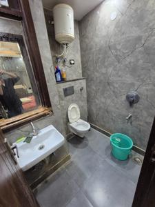 Bathroom Image of 500 Sq.ft 1 BHK Builder Floor for rent in Ramesh Nagar New Delhi for Rs. 25000