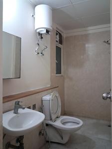 Common Bathroom Image of 960 Sq.ft 2 BHK Apartment / Flat for rent in Jaypee Kosmos, Sector 134 Noida for Rs. 32000
