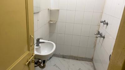 Bathroom Image of 450 Sq.ft 1 BHK Builder Floor for rent in Sector 56 Gurgaon for Rs. 26000
