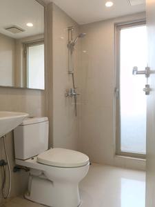 Common Bathroom Image of 550 Sq.ft 1 BHK Apartment / Flat for sale in Hiranandani The Walk, Hiranandani Estate Thane for Rs. 10000000