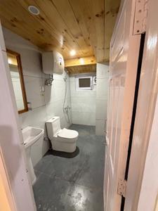 Bathroom Image of 1280 Sq.ft 2 BHK Builder Floor for rent in Longwood Shimla for Rs. 28000