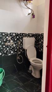 Bathroom Image of 550 Sq.ft 1 BHK Apartment / Flat for rent in Halasuru Bengaluru for Rs. 25000