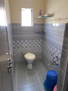 Bathroom Image of 990 Sq.ft 2 BHK Apartment / Flat for rent in Naranpura Ahmedabad for Rs. 20000