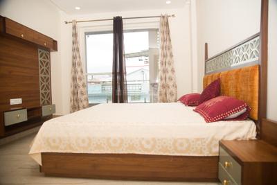 Bedroom Image of 2000 Sq.ft 3 BHK Builder Floor for rent in Sahastradhara Road Dehradun for Rs. 38000
