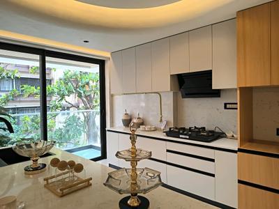 Kitchen Image of 1550 Sq.ft 3 BHK Apartment / Flat for sale in Vile Parle West Mumbai for Rs. 90000000