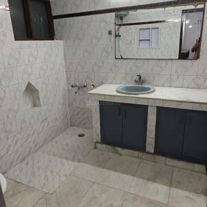 Bathroom Image of 550 Sq.ft 1 BHK Builder Floor for rent in Sector 36 Noida for Rs. 32000