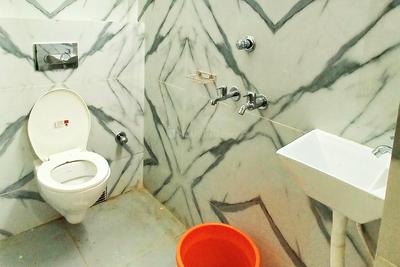 Bathroom Image of 300 Sq.ft 1 RK Apartment / Flat for rent in Keshtopur Kolkata for Rs. 16000