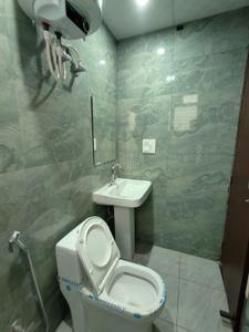 Bathroom Image of 600 Sq.ft 1 BHK Builder Floor for rent in Palam Vihar Extension Gurgaon for Rs. 17500
