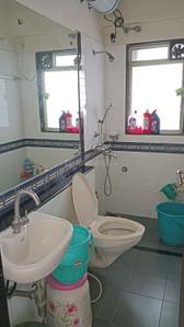 Bathroom Image of 900 Sq.ft 2 BHK Apartment / Flat for sale in Rustomjee Ozone, Goregaon West Mumbai for Rs. 30000000