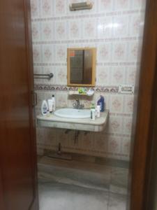 Bathroom Image of 500 Sq.ft 1 RK Independent House for rent in Kalkaji New Delhi for Rs. 17000