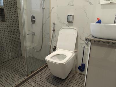 Bathroom Image of 1550 Sq.ft 3 BHK Apartment / Flat for sale in Lokhandwala Complex, Andheri West Mumbai for Rs. 58000000