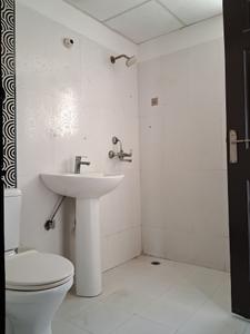 Common Bathroom Image of 1044 Sq.ft 2 BHK Apartment / Flat for sale in Paramount Floraville, Kulesara Noida for Rs. 11500000
