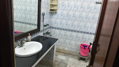 Bathroom Image of 1000 Sq.ft 1 BHK Builder Floor for rent in Sector 30 Faridabad for Rs. 22000