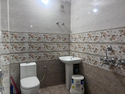 Bathroom Image of 1000 Sq.ft 2 BHK Builder Floor for rent in MI Mini Alam Vihar Colony, Rajajipuram Lucknow for Rs. 18000
